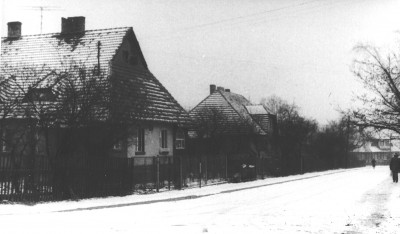 Giszowiec, Domy po lewej zostały wyburzone, dziś w ich miejscu rośnie trawa.